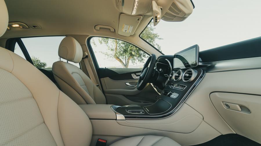 Интерьер Mercedes-Benz GLC300 (X253) 2019 года  (NA) (фото 21 из 33)
